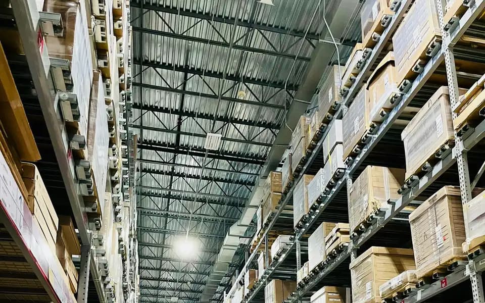 Depozit cu rafturi pline de produse