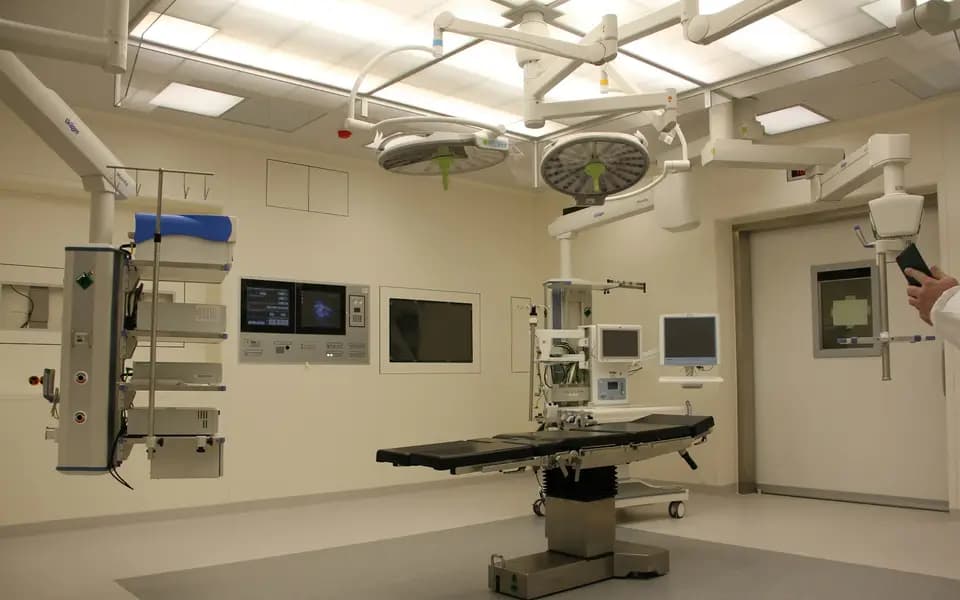 Sală de operații cu echipamente medicale